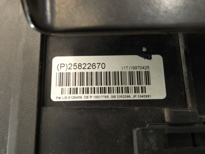 P25822670 2004-2009 Cadillac SRX Fuse Box W/ Bracket & Cover Assembly Used 15870409