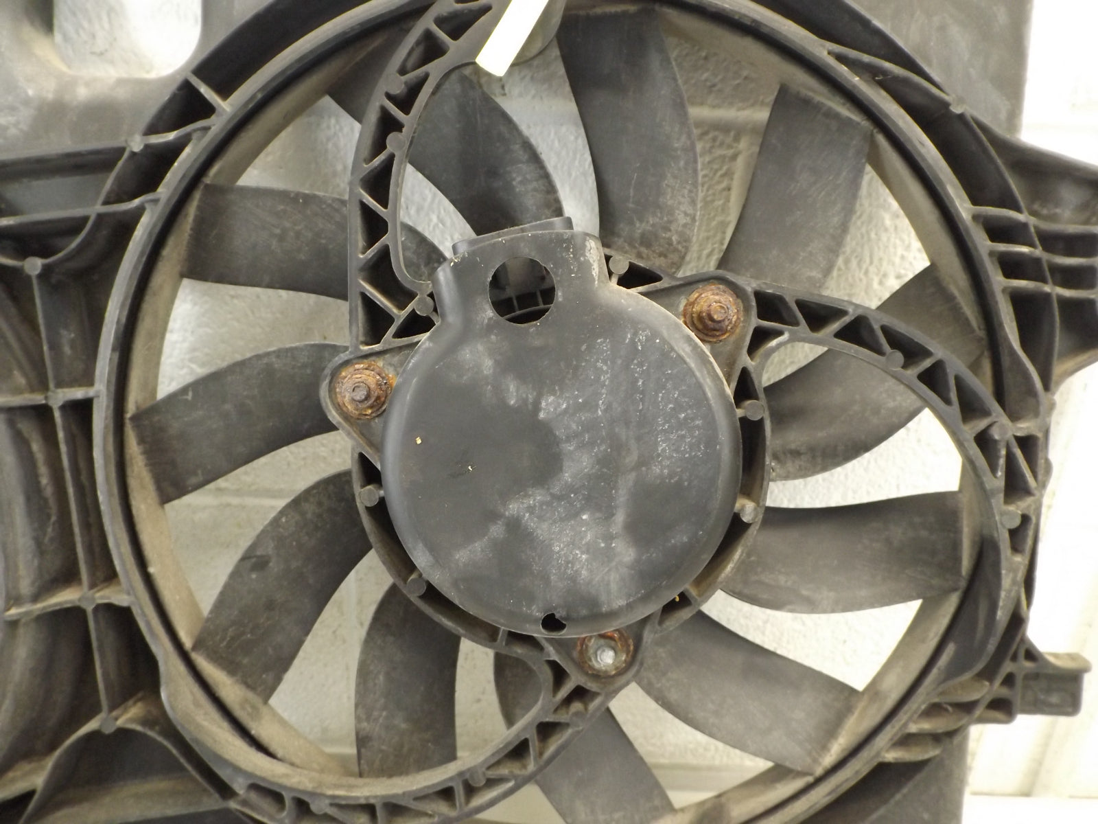 8L8Z8C607A 2008-2012 Ford Escape Engine Cooling Fan Assembly 2.5L /2.3L Used 8L8Z8C607A OEM