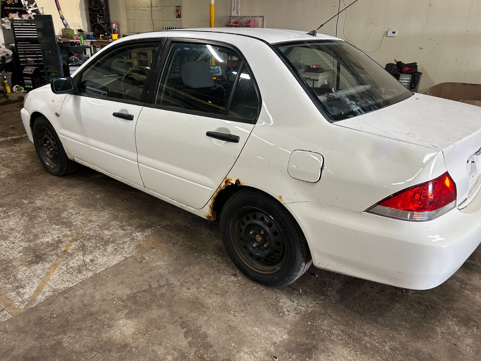 MN161946 2004-2007 Mitsubishi Lancer Passenger FR Tail Light Used MN161946 OEM