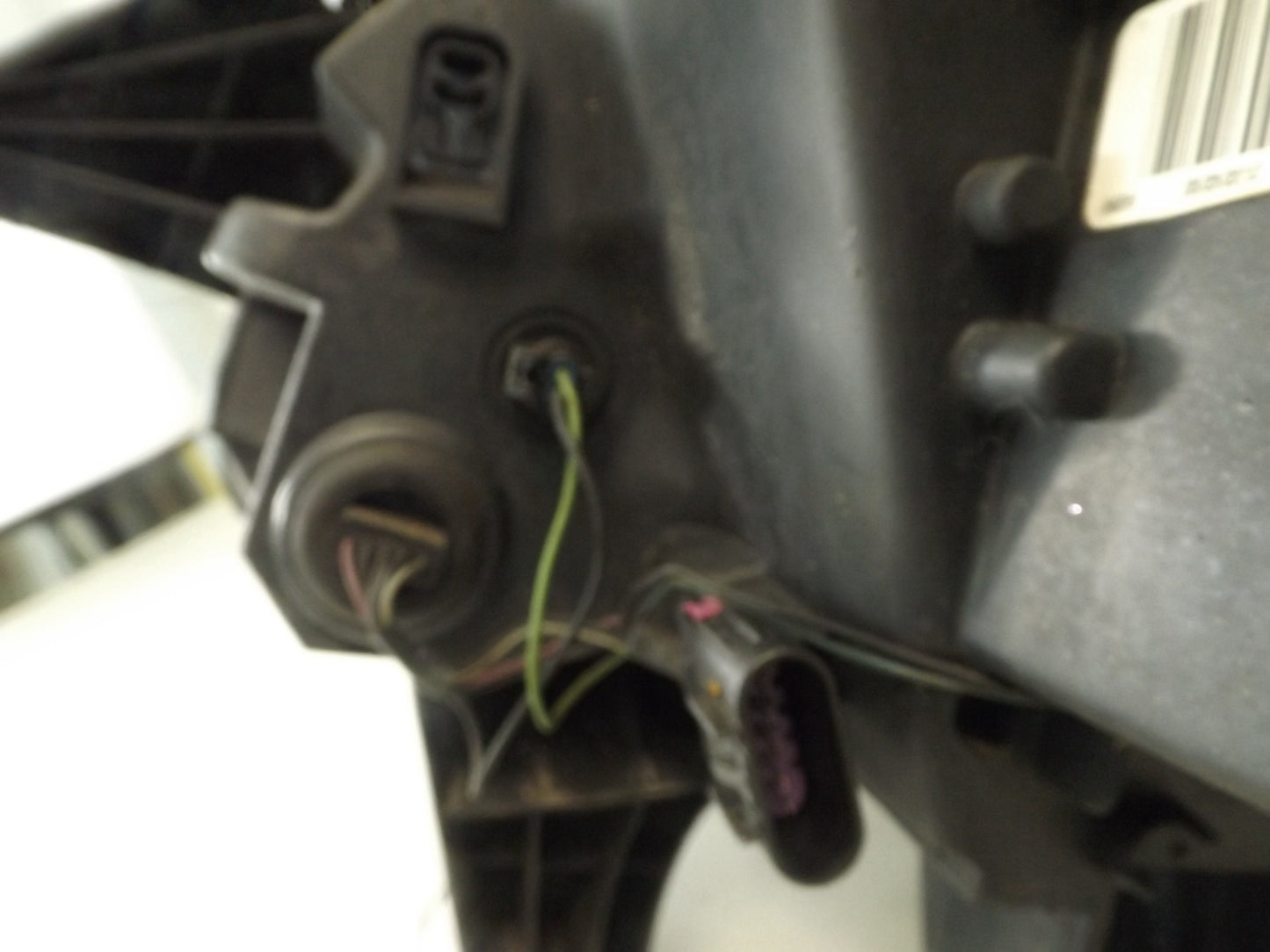 22777930 2008-2012 Buick Enclave Passenger FR Headlight (Very Hazy) HID Used 22777930 OEM