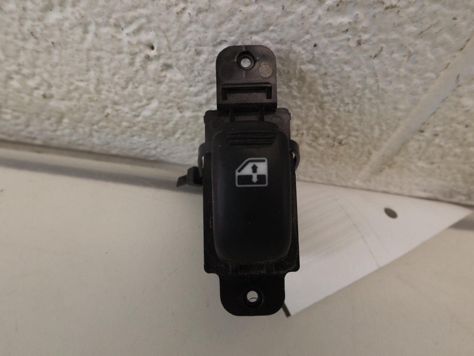 621W17520 2001-2006 Hyundai Santa Fe Driver Rear Left Door Window Switch Used 621W17520