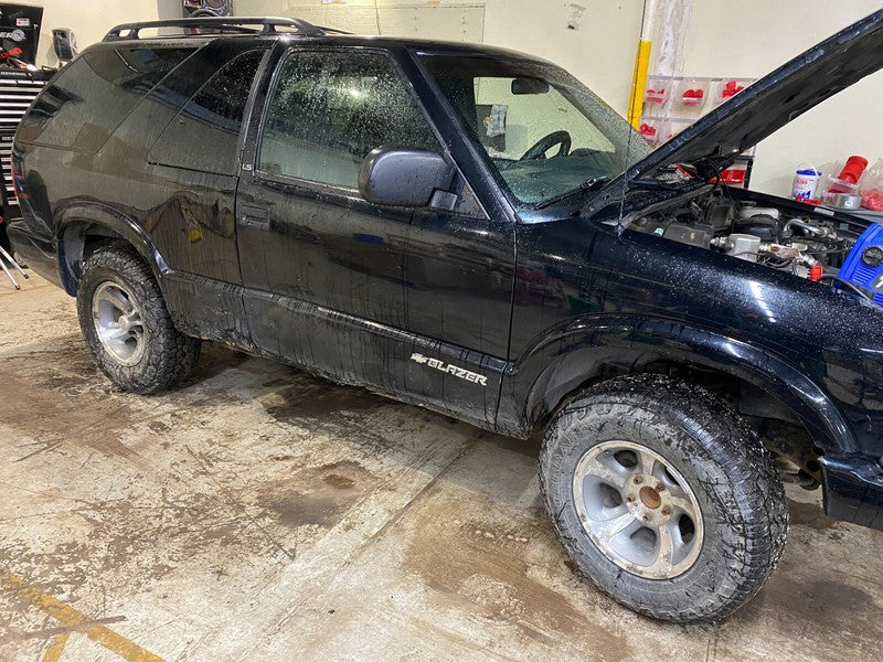 15729287 1998-2005 Chevrolet Blazer Interior Roof Trim W/ Dome Light Used OEM 15729284