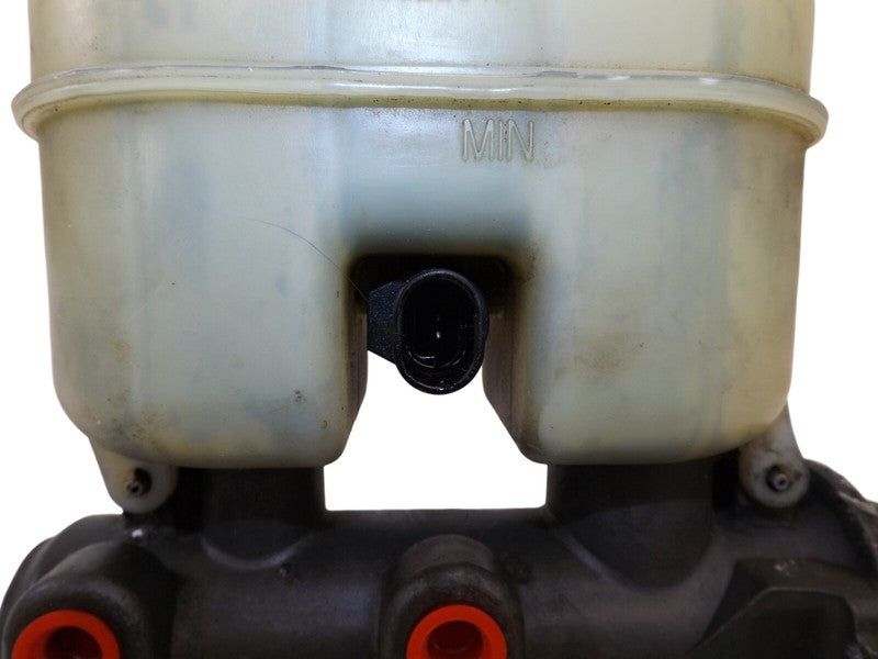 19209250 1999-2006 Chevrolet Silverado 1500 Brake Master Cylinder W/ Cylinder Used OEM