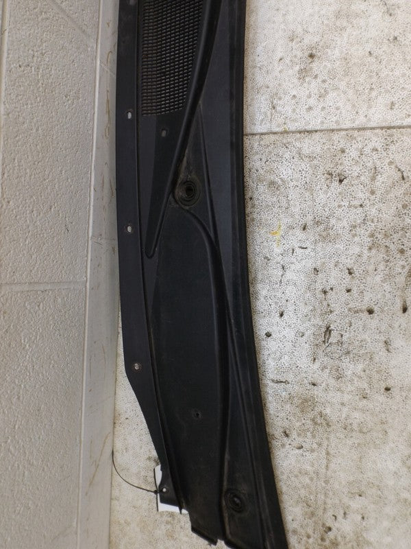 25902704 2004-2009 Cadillac SRX Wiper Cowl Cover Used OEM 25902704 