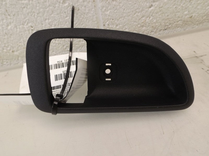 8262126000 2001-2006 Hyundai Santa Fe Rear Right Interior Door Handle Trim Used 8262126000