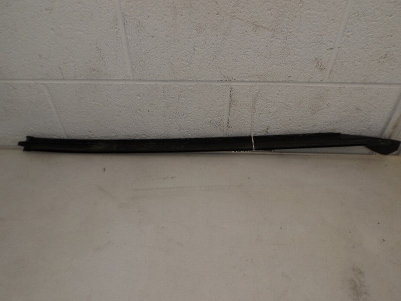 25762525 2004-2009 Cadillac SRX Passenger FR Windshield Molding Used OEM 15255463