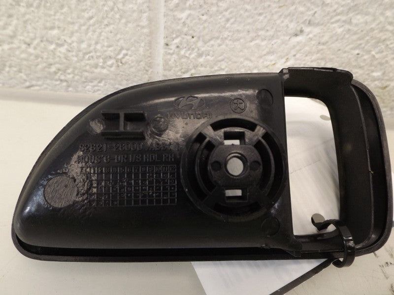8262126000 2001-2006 Hyundai Santa Fe Rear Right Interior Door Handle Trim Used 8262126000