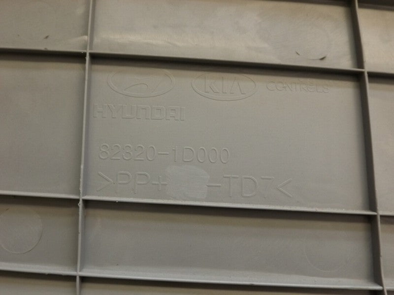 823011D5203J 2007-2012 Kia Rondo Passenger FR Interior Door Panel Used OEM 823801D000