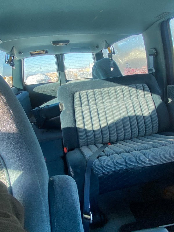 202-0000 1988-1994 GMC K1500 Suburban Front Right Seat Assembly Blue (WEAR SEE PHOTOS)