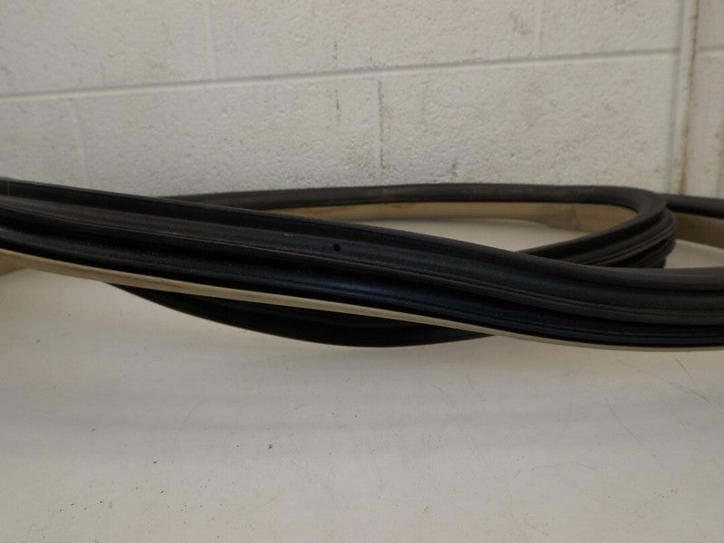19120424 2004-2009 Cadillac SRX Passenger FR Door Seal Used OEM 19120424