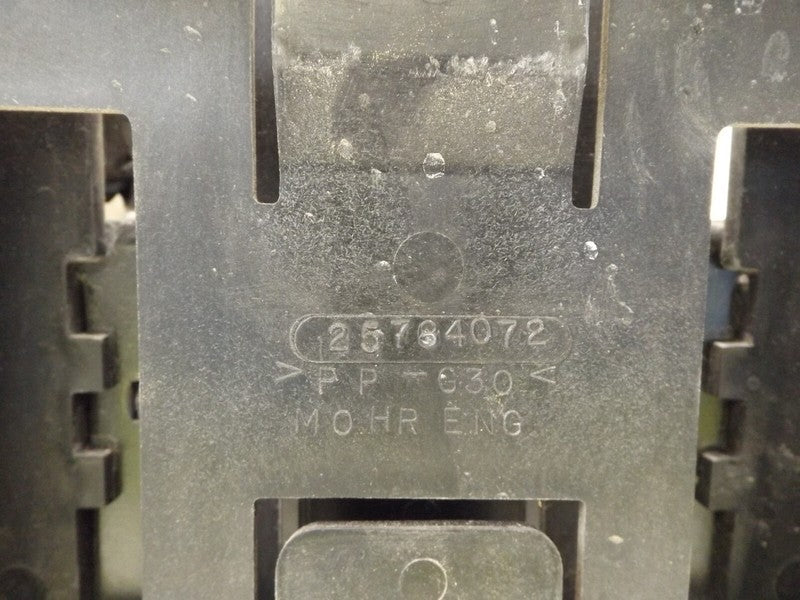 P25822670 2004-2009 Cadillac SRX Fuse Box W/ Bracket &amp; Cover Assembly Used 15870409