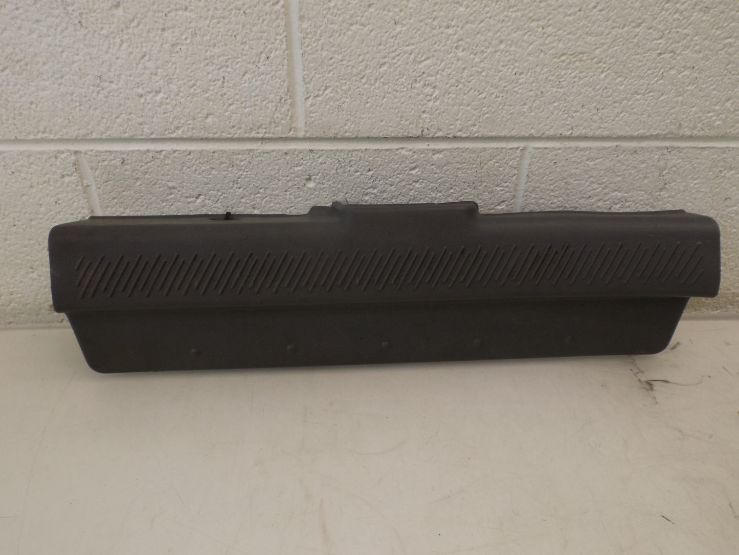 8587126000 2003-2004 Hyundai Santa Fe Driver Front Left Door Sill Plate Used 8587126000 OEM