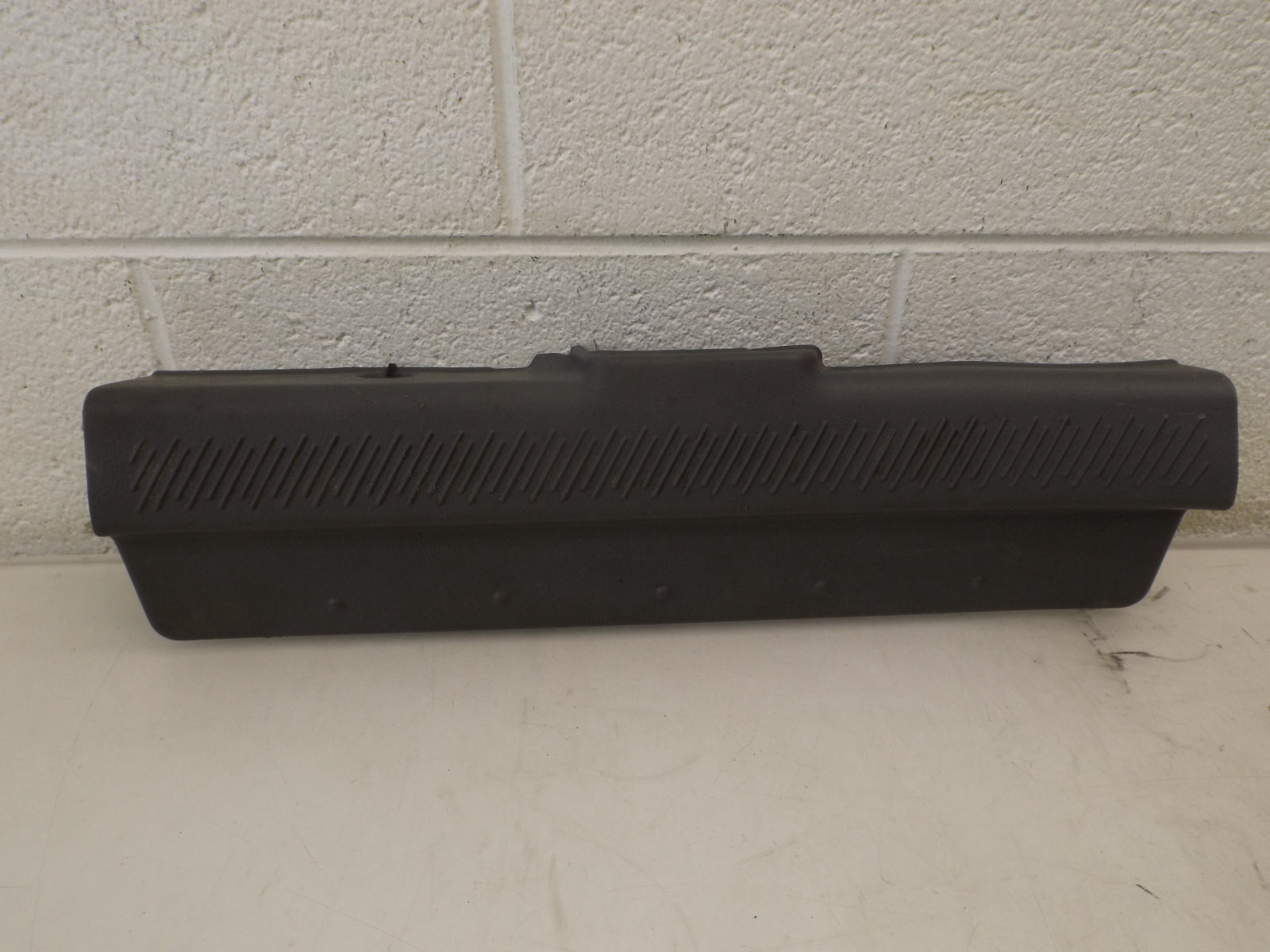 8587126000 2003-2004 Hyundai Santa Fe Driver Front Left Door Sill Plate Used 8587126000 OEM