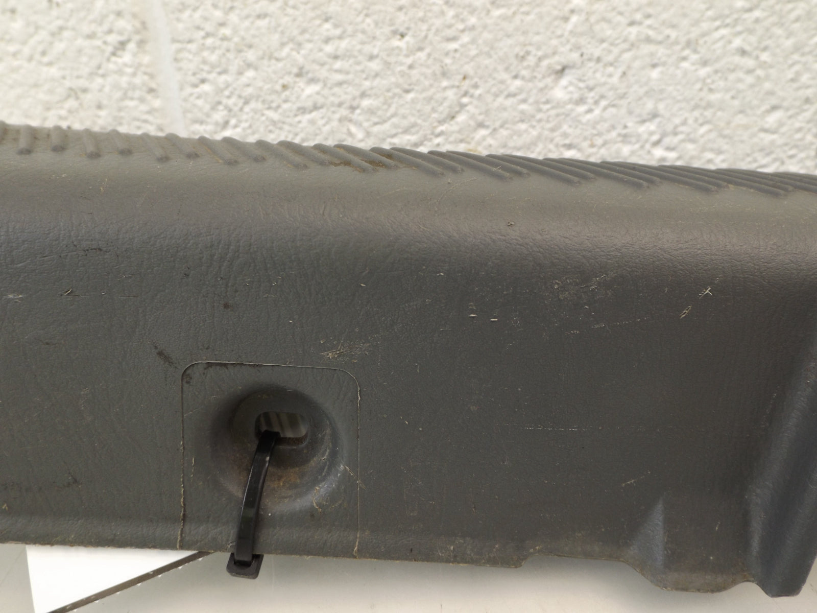 8588126000 2003-2004 Santa Fe Passenger Front Right Door Sill Plate Used 8588126000