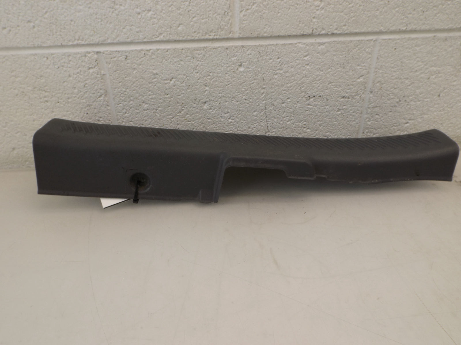 8588126000 2003-2004 Santa Fe Passenger Front Right Door Sill Plate Used 8588126000