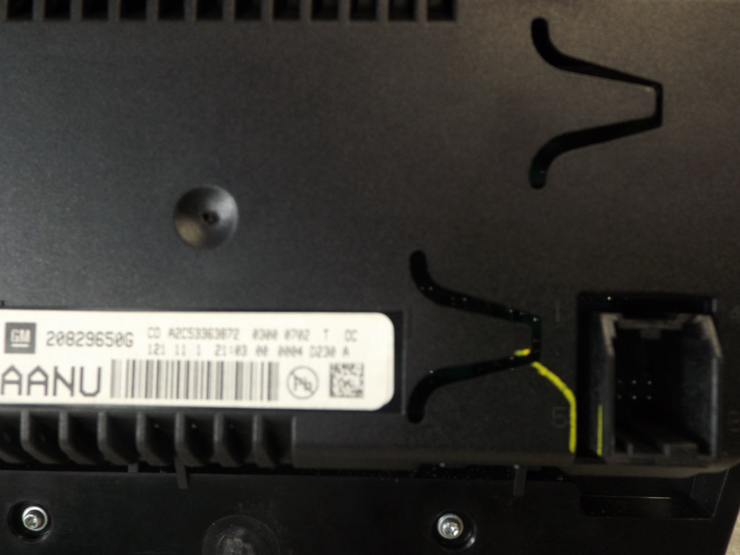 638-03235  2010-11 GMC Terrain Radio Module Interface / Climate Control Used 638-03235 OEM