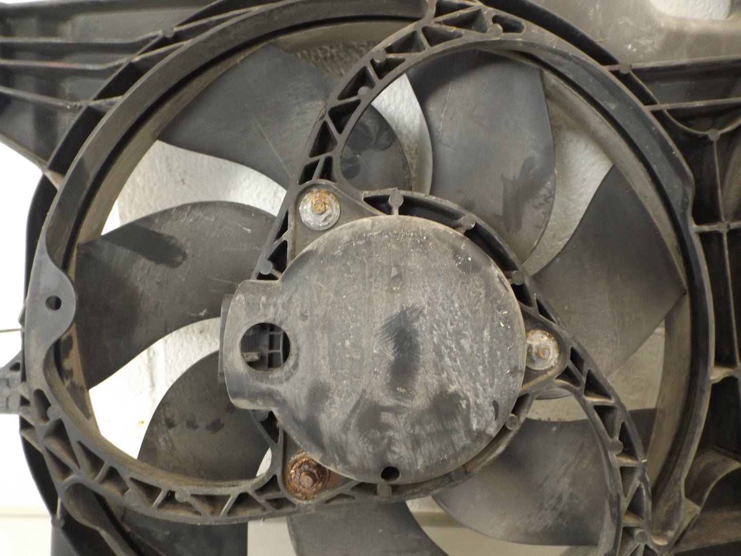 8L8Z8C607A 2008-2012 Ford Escape Engine Cooling Fan Assembly 2.5L /2.3L Used 8L8Z8C607A OEM