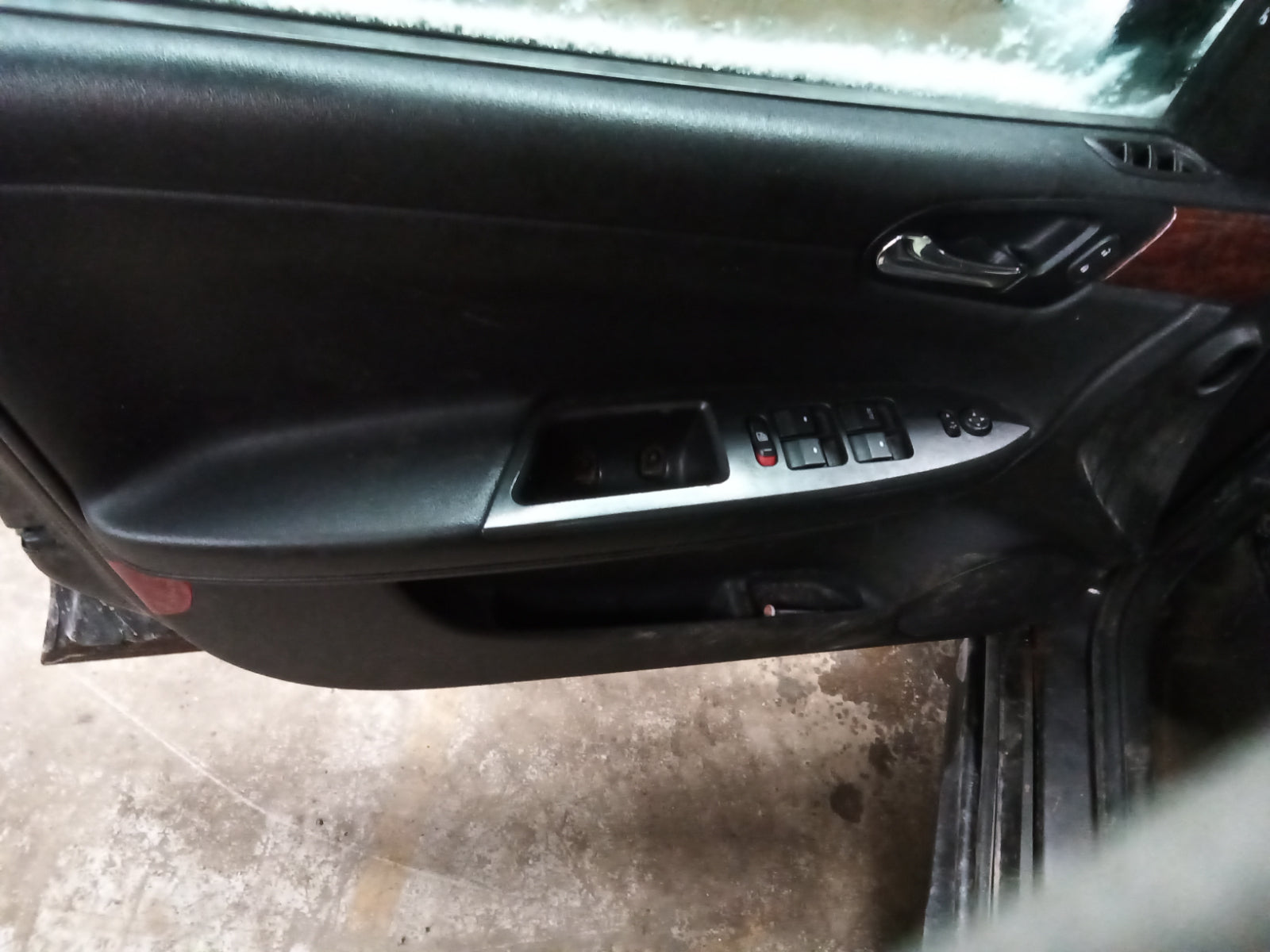 23312080 2009-2011 Chevrolet Impala FR Door Pillar Post Trim Set Used 23312080 OEM