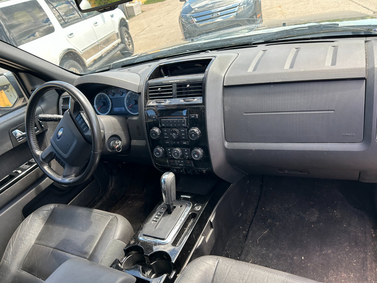 8L8Z78519A70DB 2009-2012 Ford Escape Overhead Console W/ Sunroof Used 8L8Z78519A70DB OEM