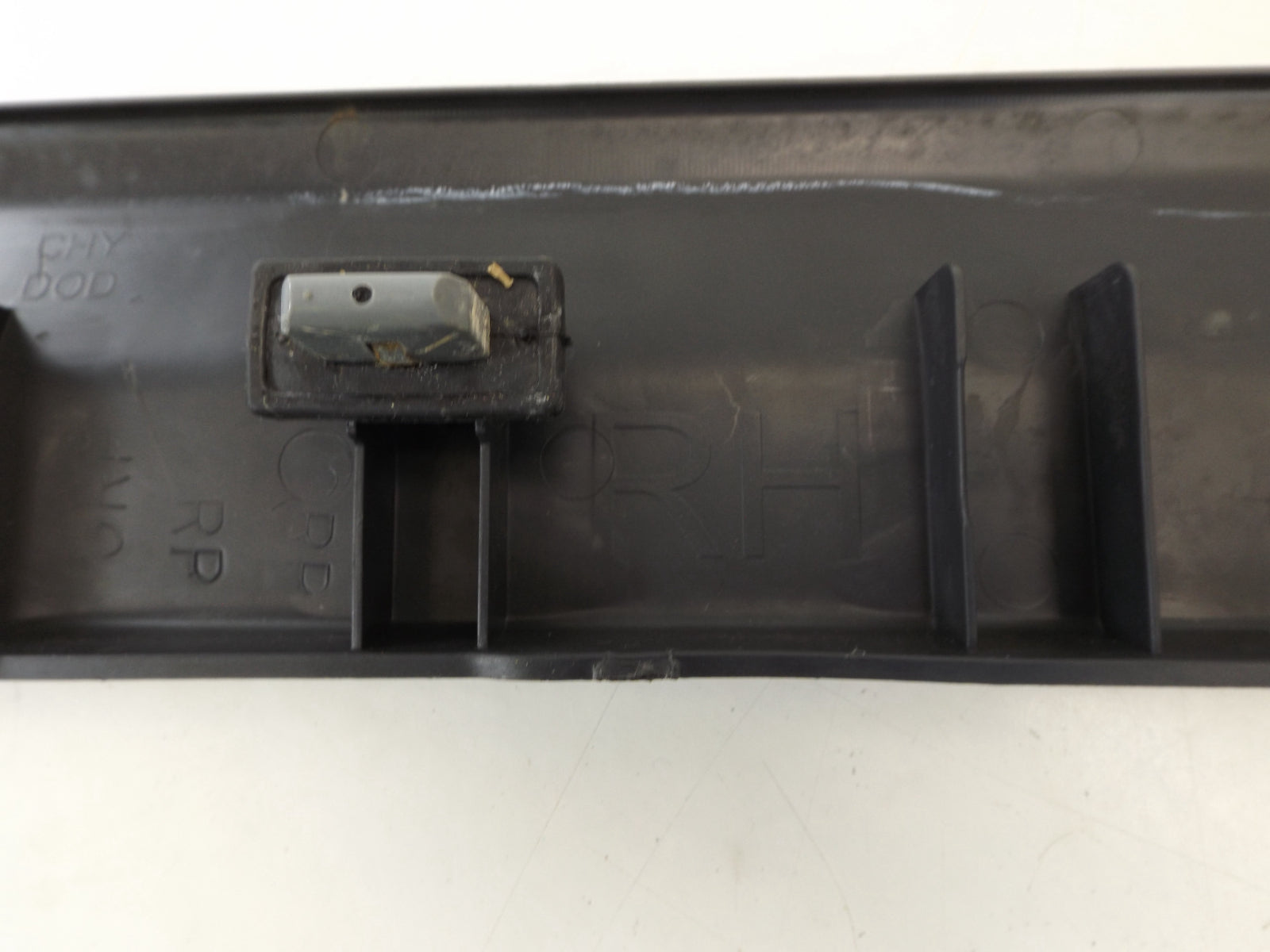 0XQ90XDVAE 2008-2010 Chrysler Sebring Passenger FR  Door Sill Plate Used 0XQ90XDVAE OEM