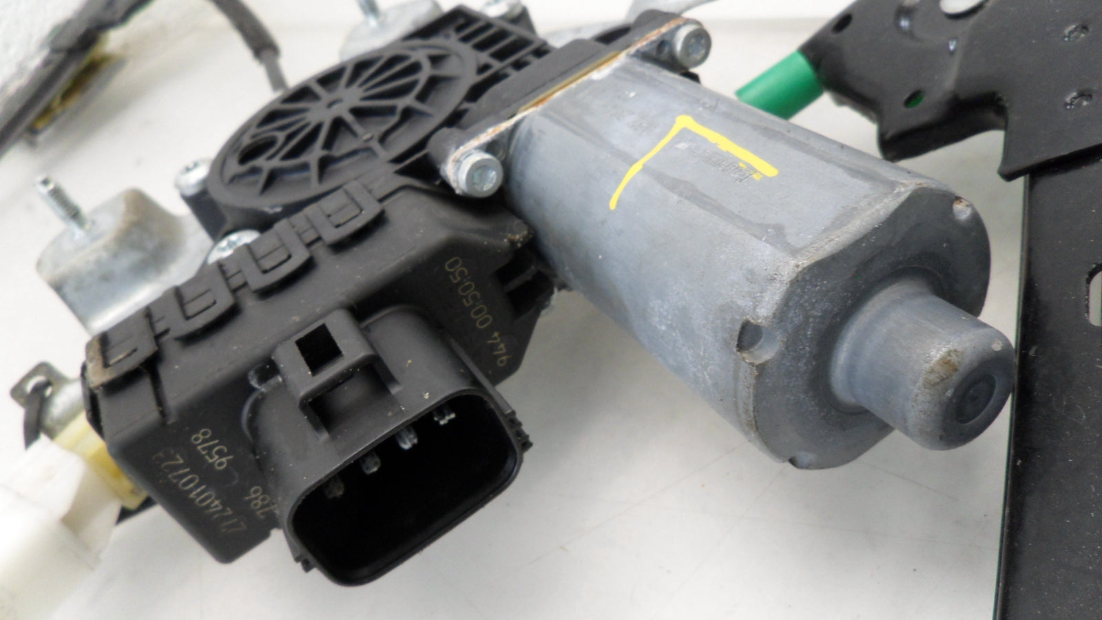 997264103 2005-2009 Ford Mustang FL Window Motor and Regulator Assembly Used 997264103