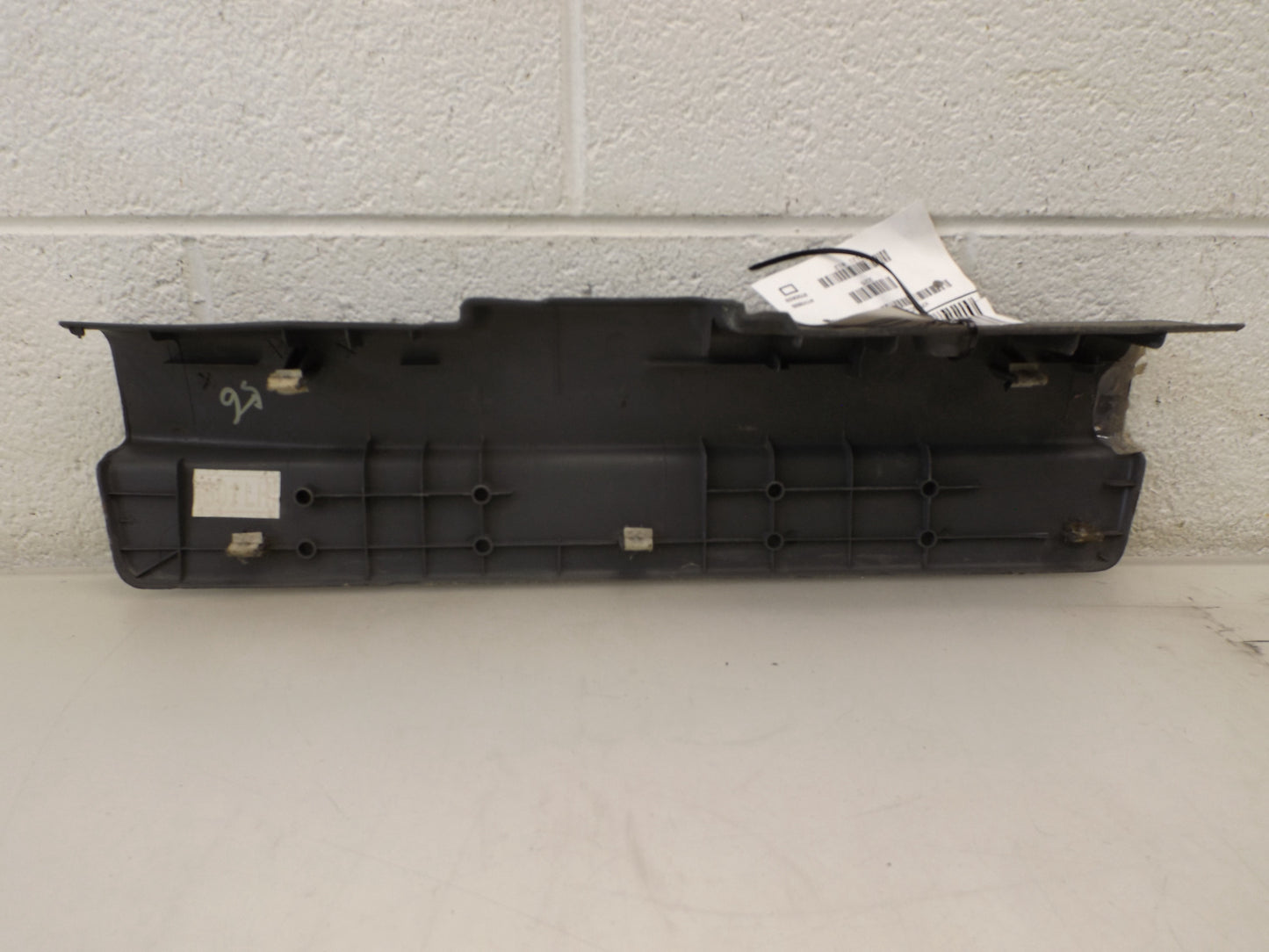 8587126000 2003-2004 Hyundai Santa Fe Driver Front Left Door Sill Plate Used 8587126000 OEM