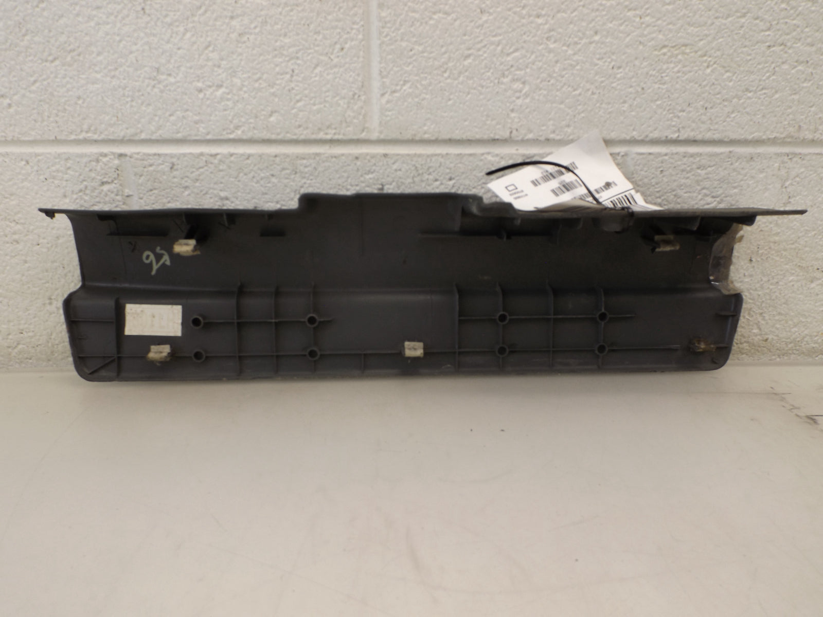8587126000 2003-2004 Hyundai Santa Fe Driver Front Left Door Sill Plate Used 8587126000 OEM