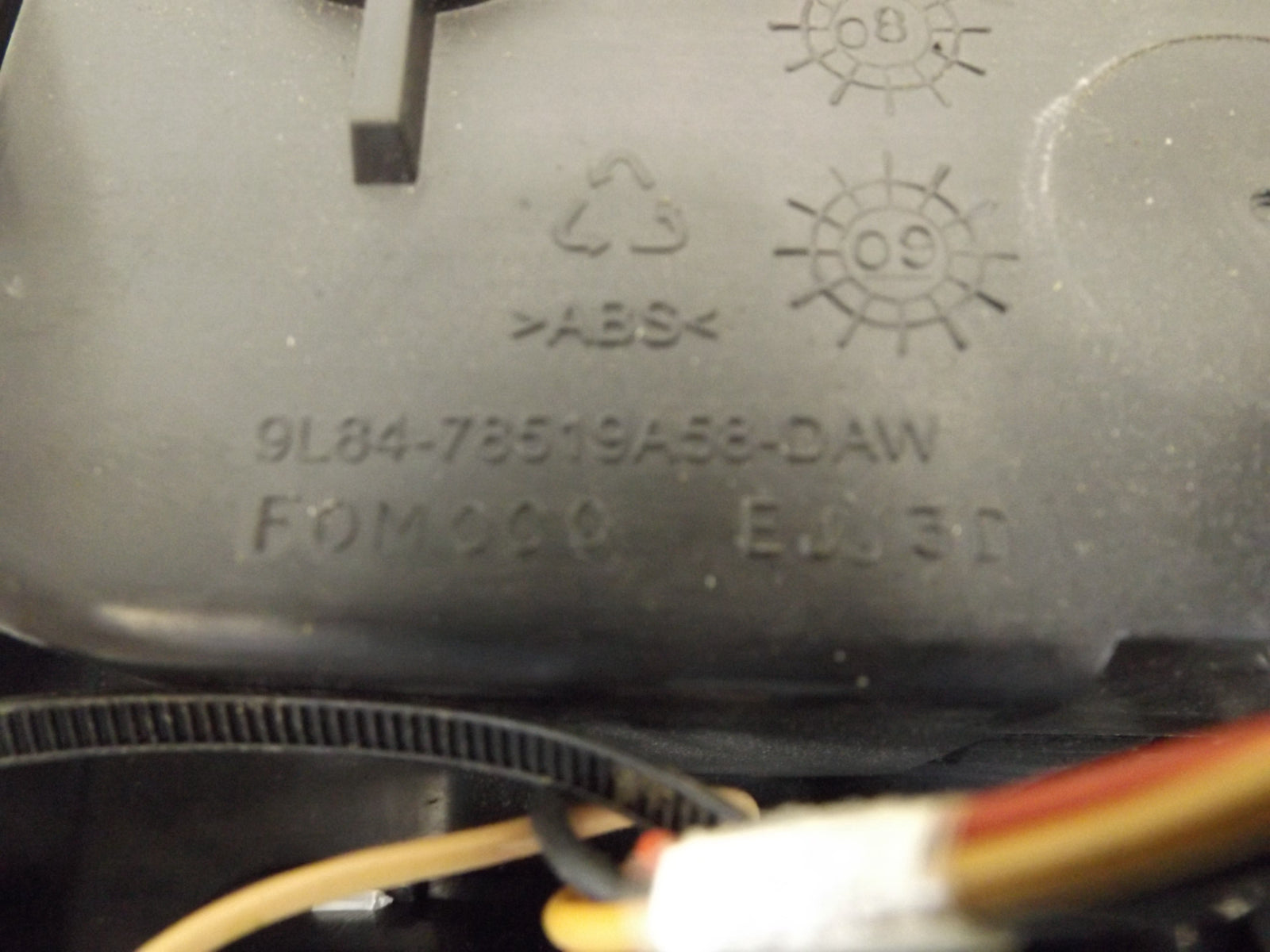 8L8Z78519A70DB 2009-2012 Ford Escape Overhead Console W/ Sunroof Used 8L8Z78519A70DB OEM
