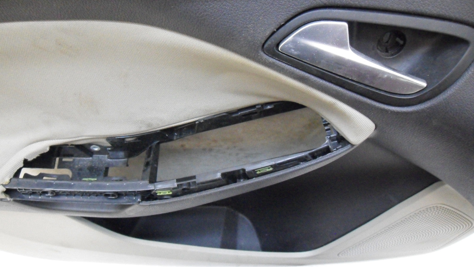CM51A23943 2012-2014 Ford Focus Driver FL Door Interior Trim Panel Used CM51A23943 OEM