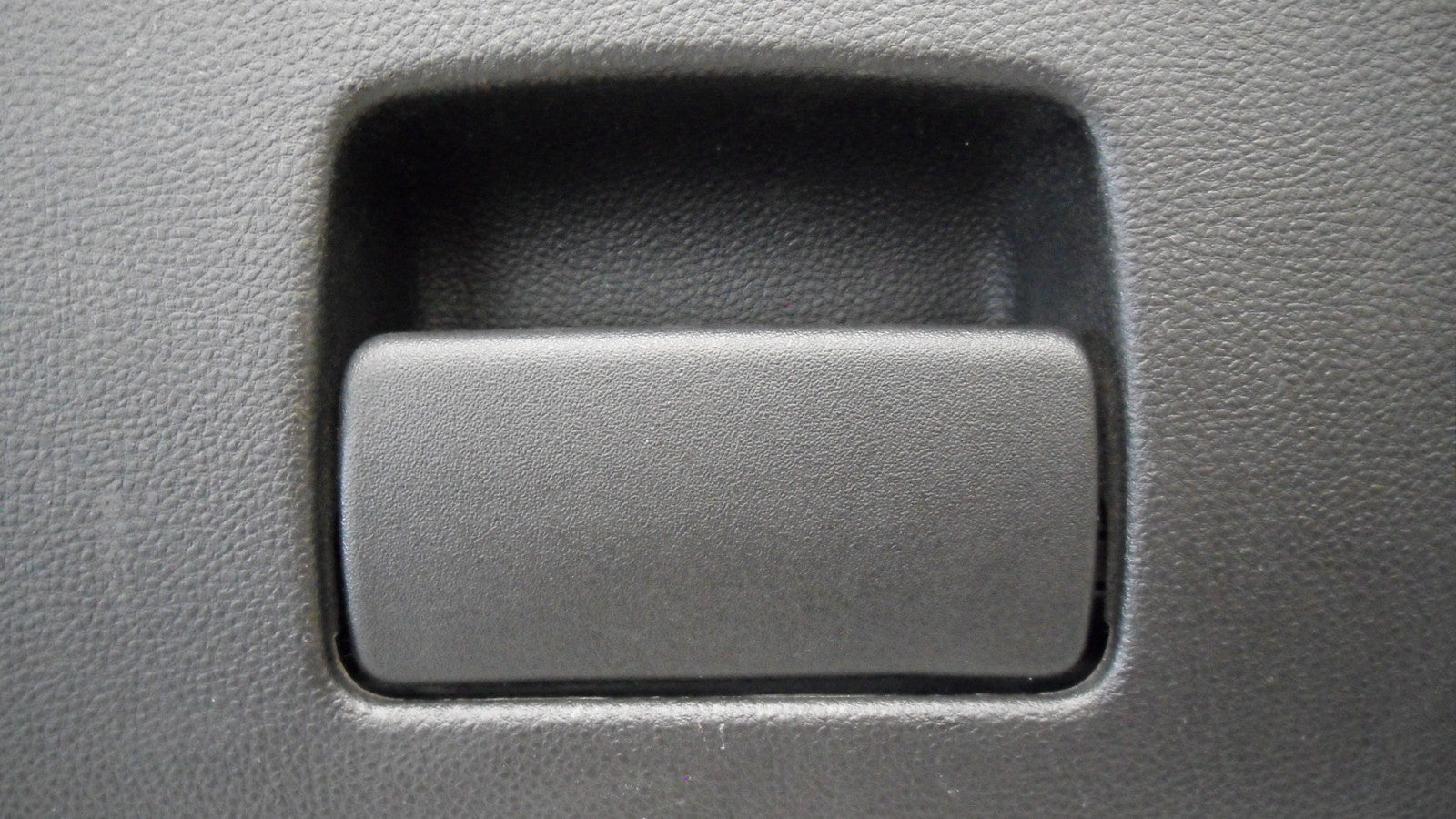22774185 2010-2015 Chevrolet Equinox Front Glove Box Assembly Used 22774185 OEM