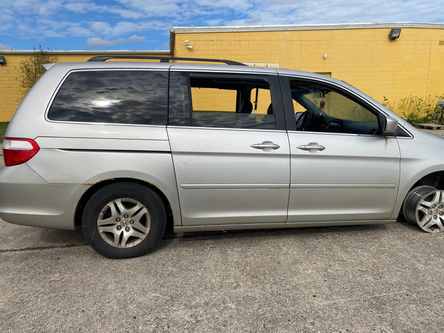 83161SHJ 2005-2007 Honda Odyssey Driver FL Kick Panel Trim Used 83161SHJ OEM