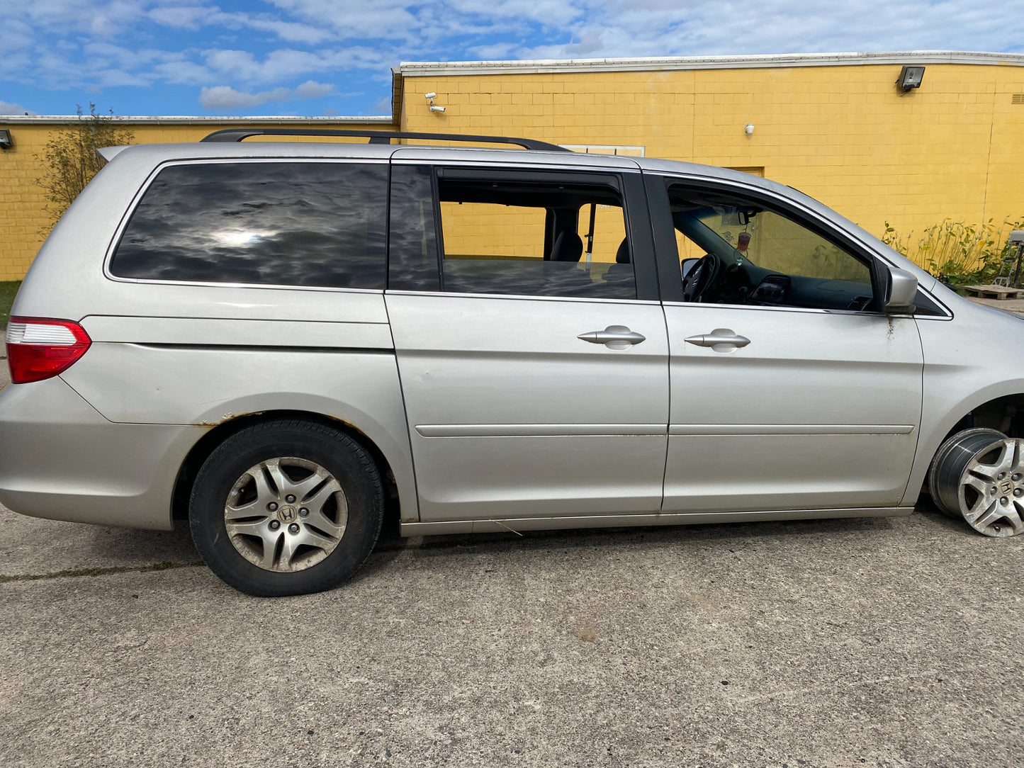 76530SHJA02 2007 Honda Odyssey Front Windshield Wiper Linkage W/ Motor Used 76530SHJA02 OEM