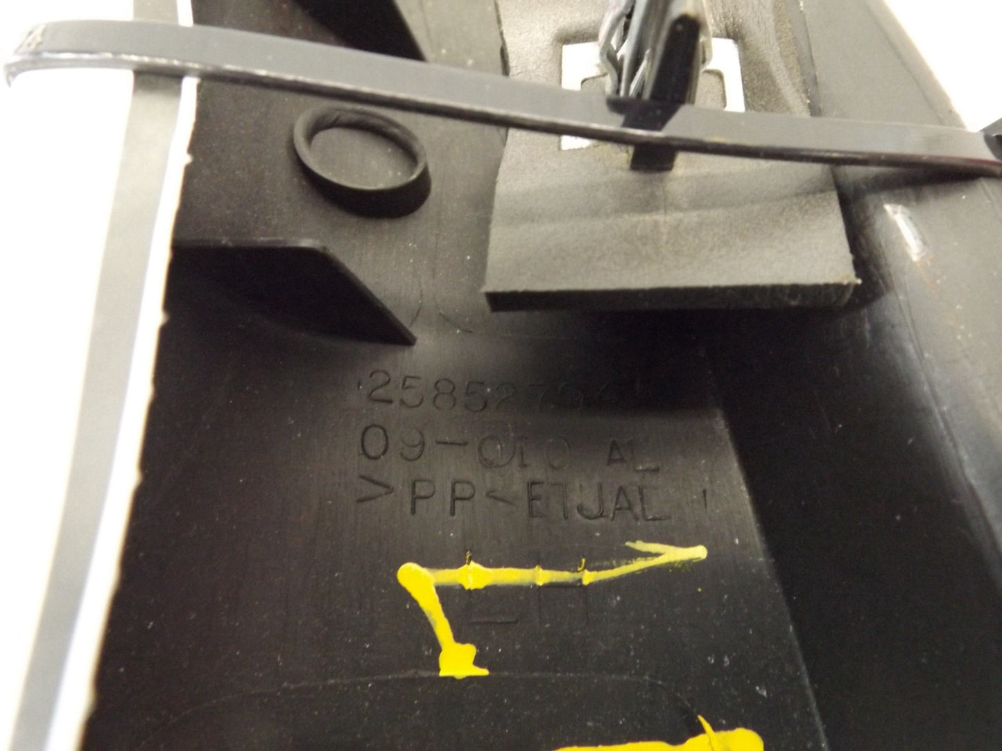 25852794M 2009-2012 Chevrolet Traverse RR Door Trim Molding Used 25852794M OEM