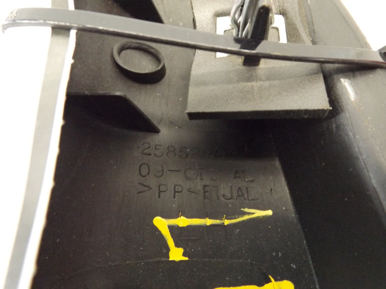 25852794M 2009-2012 Chevrolet Traverse RR Door Trim Molding Used 25852794M OEM