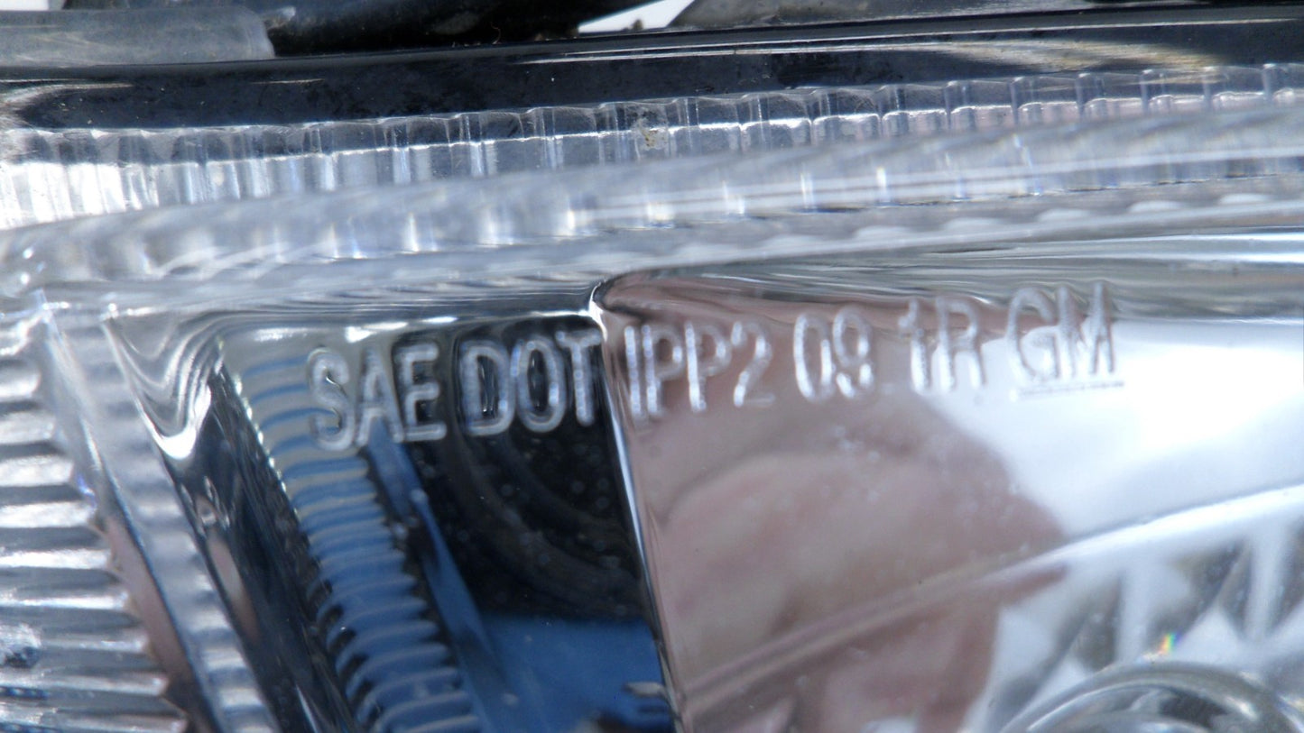 20794799 2009-2012 Chevrolet Traverse FR Turn Signal Light Assembly Used 20794799 OEM