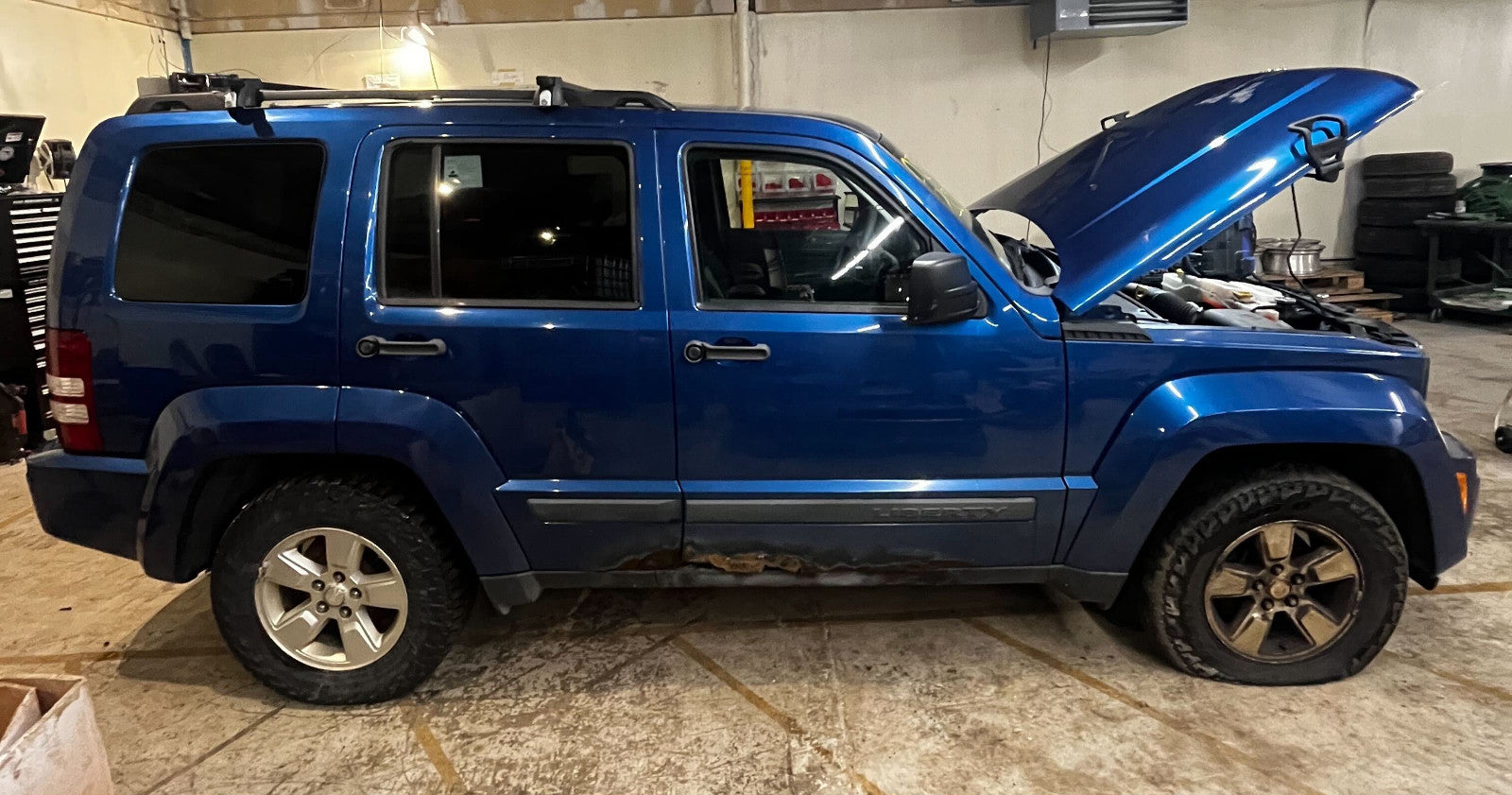 1BM921DVAF 2008-2012 Jeep Liberty Driver Front Left Interior Door Panel Used OEM 1BM931DVAE